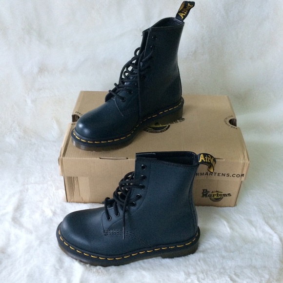 NEW IN BOX Dr. Martens Leather Boots - Picture 2 of 5